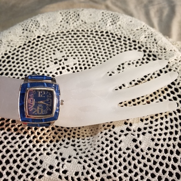 EUC Blue Quartz battery watch - Picture 10 of 11
